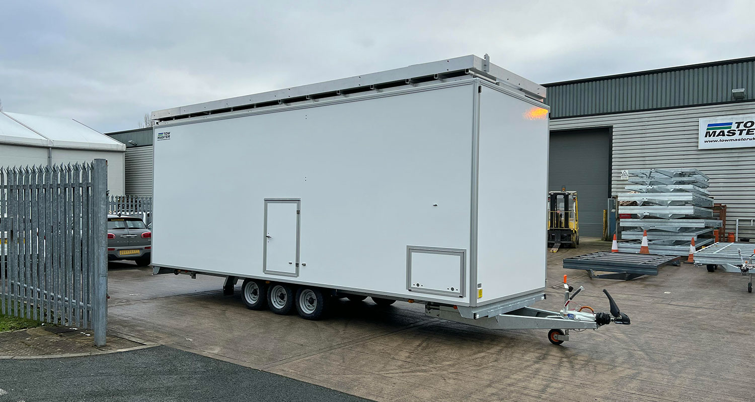 side view 7mt enclosed space trailer with external canopy